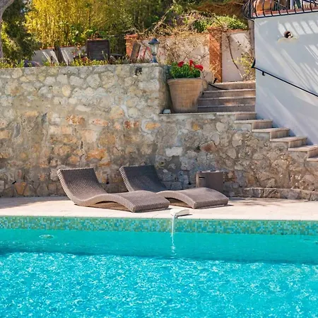 Hébergement de vacances Charming With Sea View *